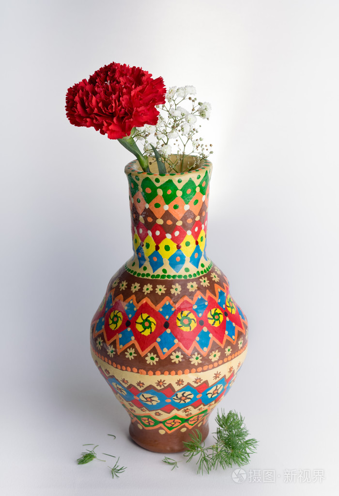 白色背景上的红色花多彩陶器花瓶
