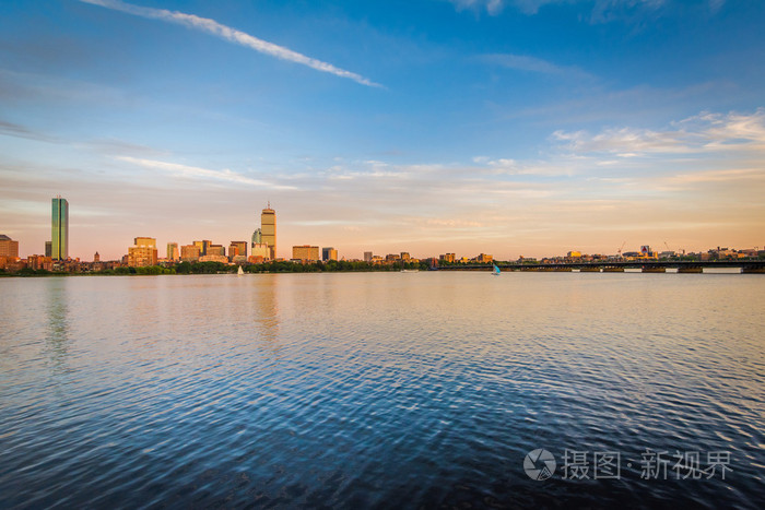 查尔斯河在日落时，在剑桥，马萨诸塞州