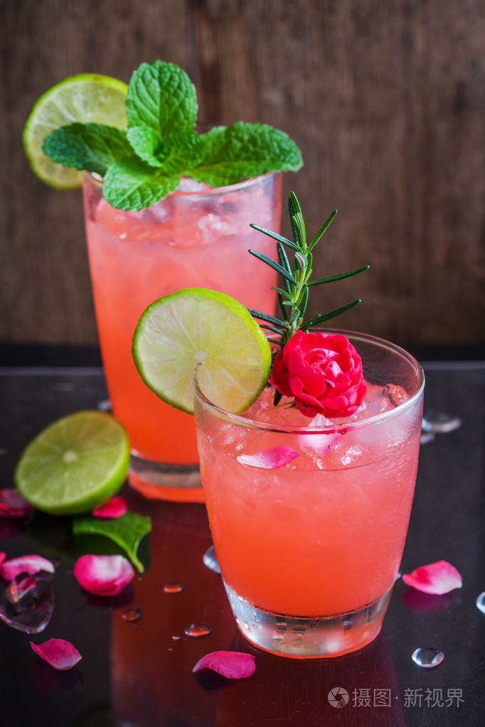 清凉的夏季饮料与草莓在眼镜照片-正版商用图片1ou5n6-摄图新视界