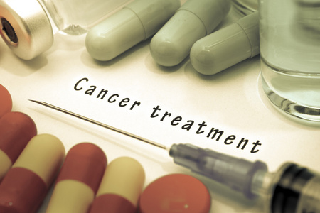 癌症治疗-诊断写在一张白色的纸上.疫苗的药物及注射器照片