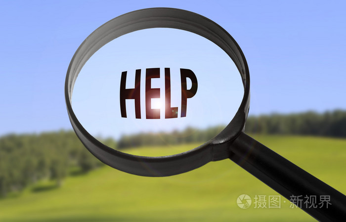 带上模糊的自然背景的word帮助的放大镜搜索帮助概念