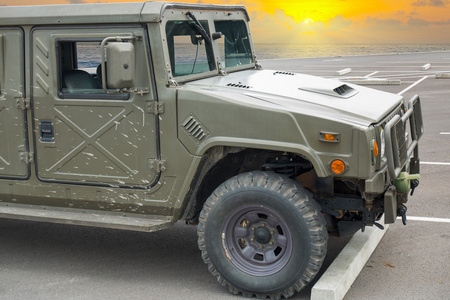 吉普车上玩手机悍马吉普车上日出背景,军事运输照片