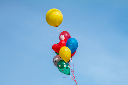 对天空的气球图片