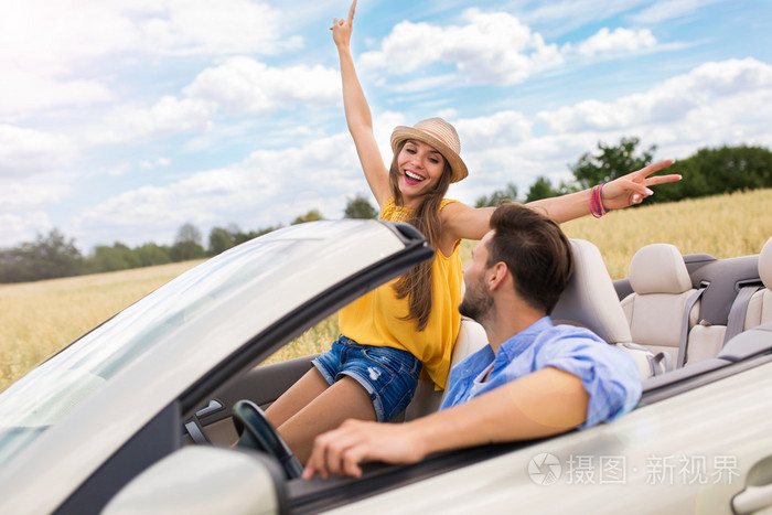 对新人享受着在一辆敞篷车兜风