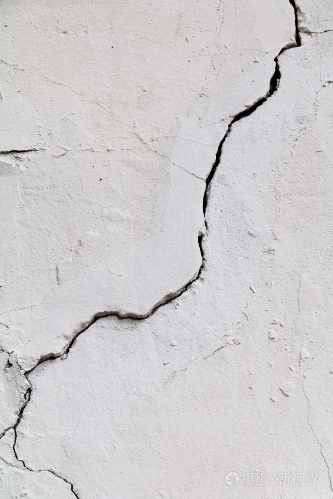 废弃的格格裂开的灰泥墙背景