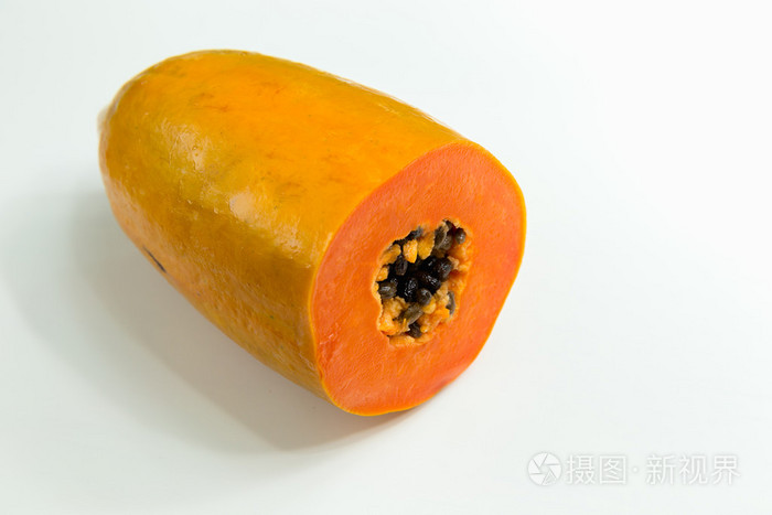 孤立在白色背景上的木瓜水果