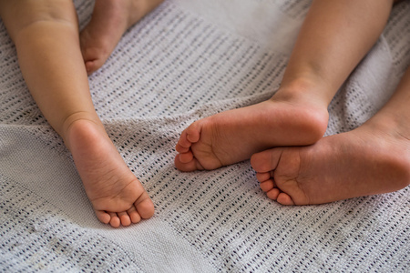 在白色的毯子里的婴儿脚图片