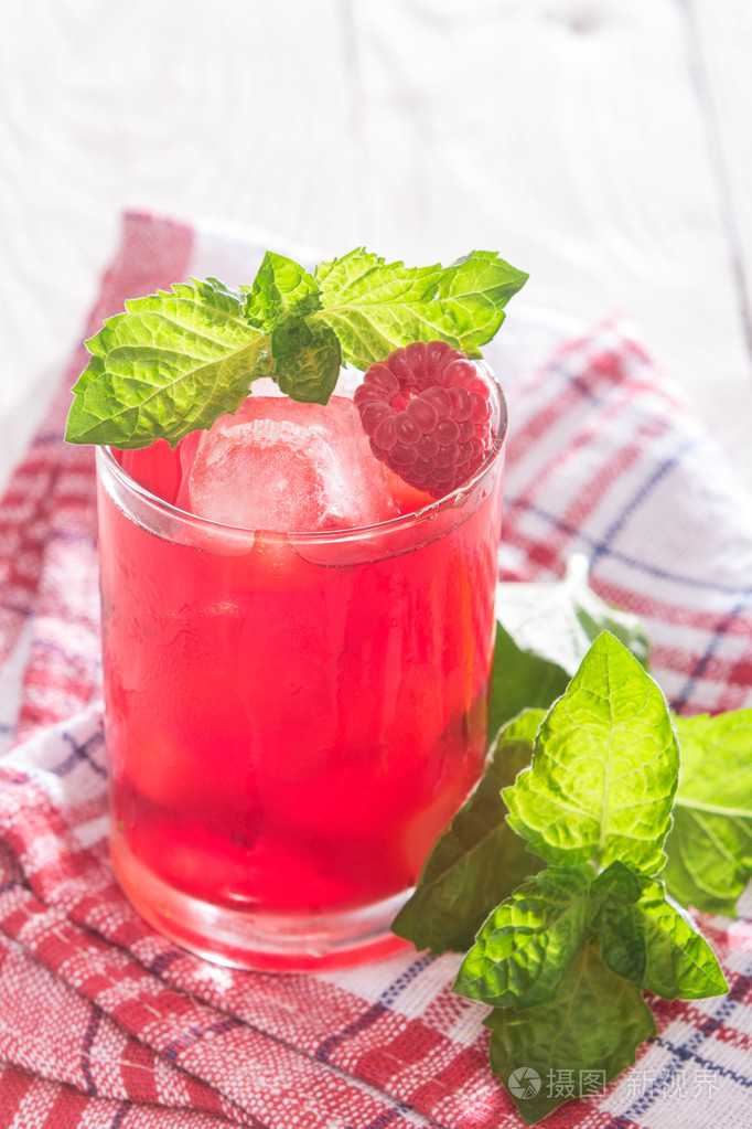 软性饮料和冰薄荷