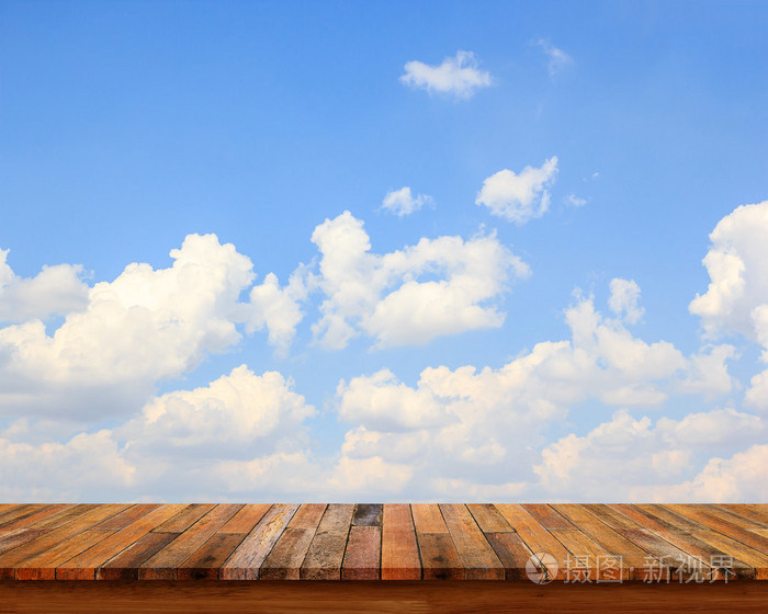 空的木桌上蓝蓝的天空背景