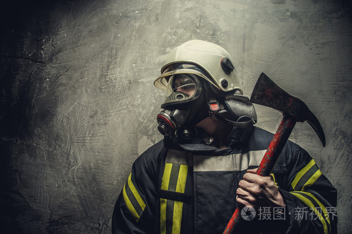 氧气面罩的消防队员