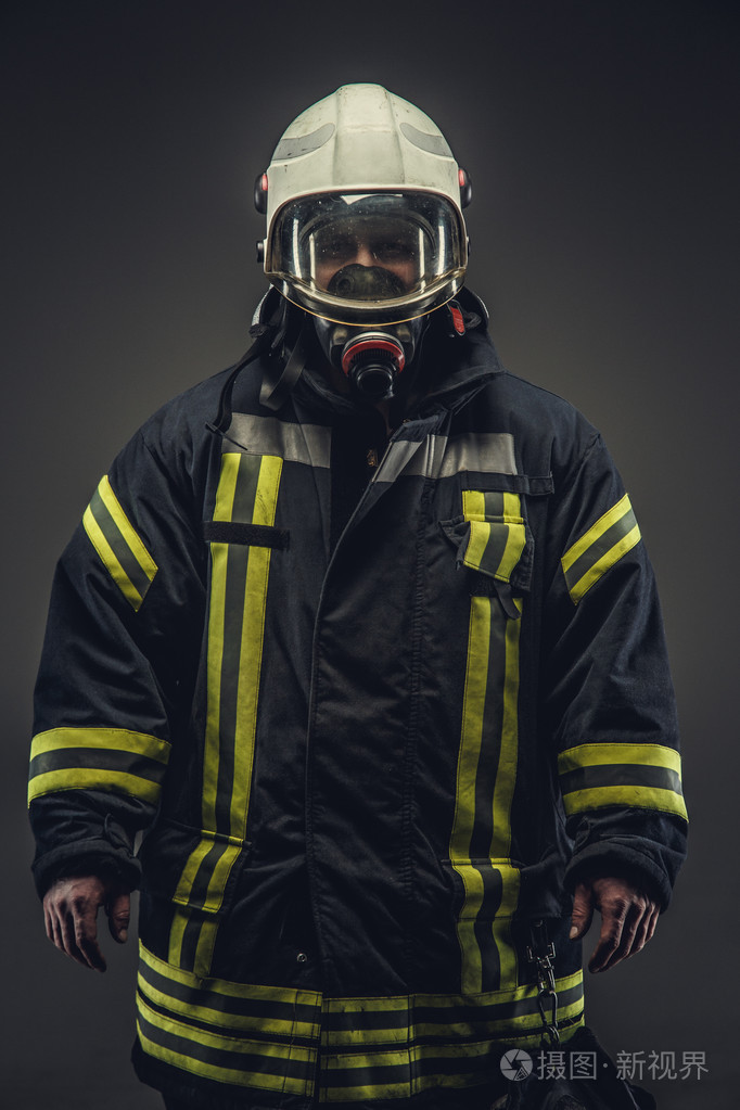 氧气面罩的消防队员