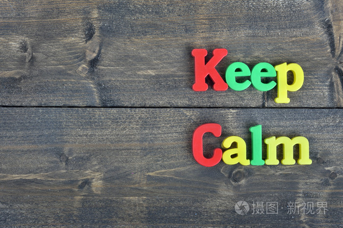 木制的桌子上保持平静