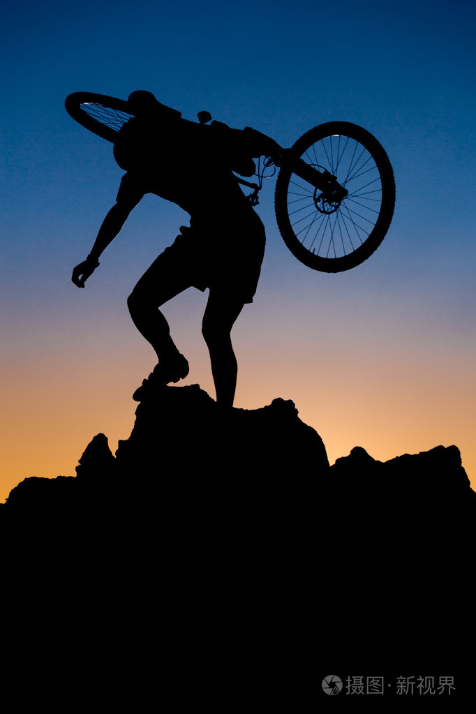 对落日山骑自行车的人剪影