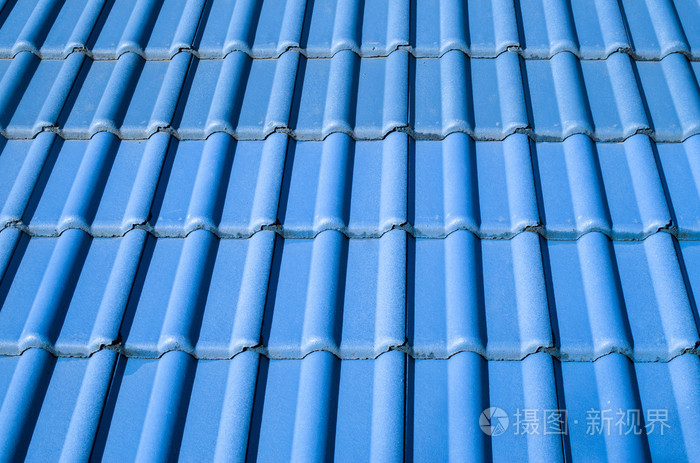 新的蓝色屋顶用瓷砖