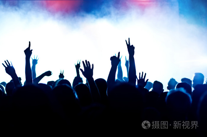 在明亮的舞台灯光音乐会剪影人群
