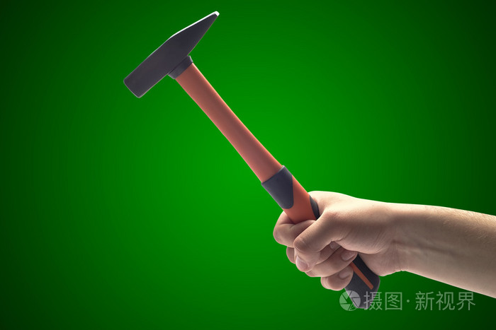 手拿一把锤子