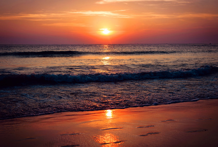 在美丽的夕阳的热带海滩照片