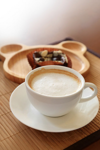 杯咖啡糖果气氛木制的桌子上图片