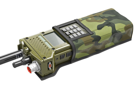 军事对讲机卡其色覆盖,关闭视图在蔚蓝的天空,文本的空间无线电信号塔