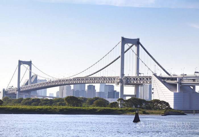 东京天际线和与城市景观在日本台场彩虹桥
