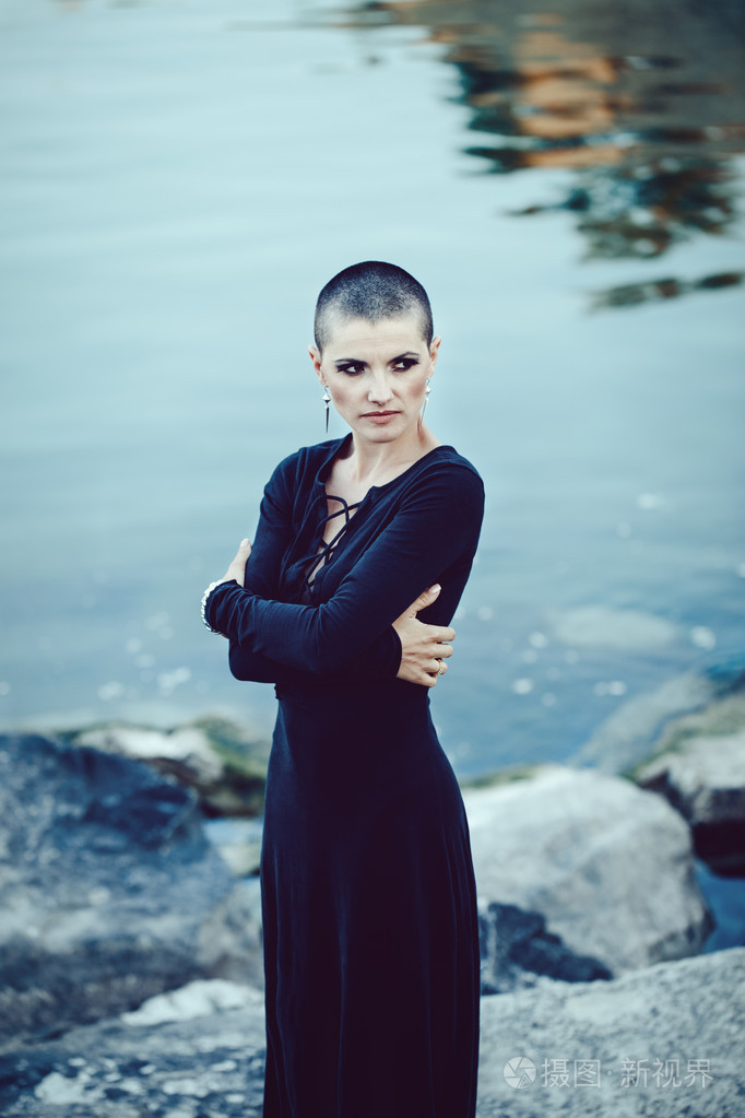 肖像的悲伤高加索白人年轻光头女孩美女剃光头发头站由