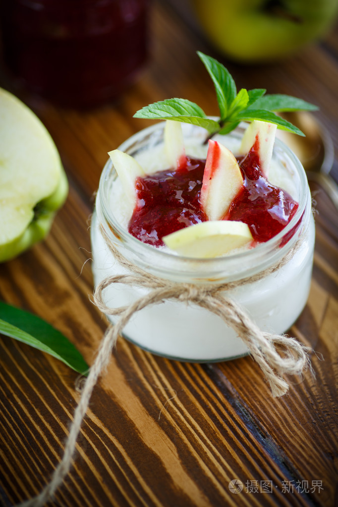 苹果与果酱甜自制酸奶