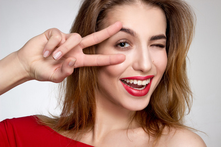 红红的嘴唇,在工作室中眨着眼睛的女孩插画