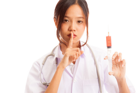 年轻的亚洲女医生与注射器安静迹象照片