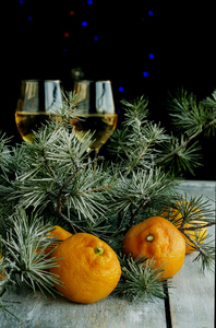 圣诞球与冷杉的枝条和香槟图片