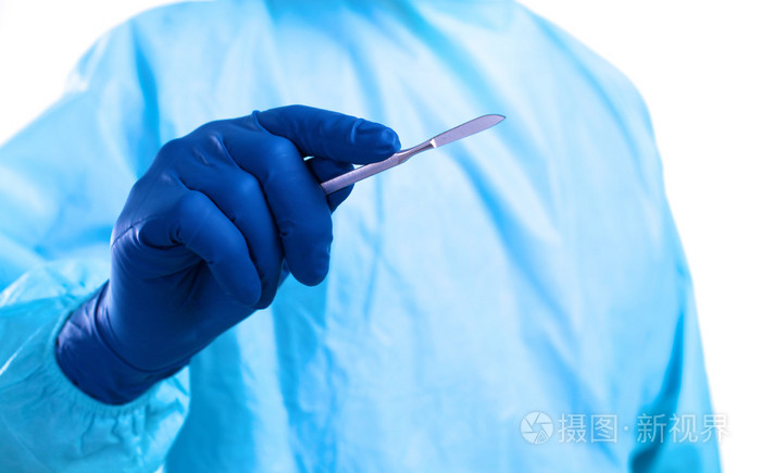 年轻的外科医生拿着手术刀准备好操作