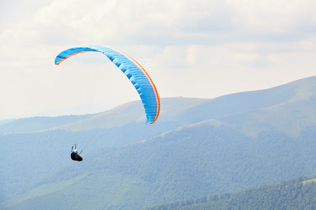 滑翔伞飞越高山图片