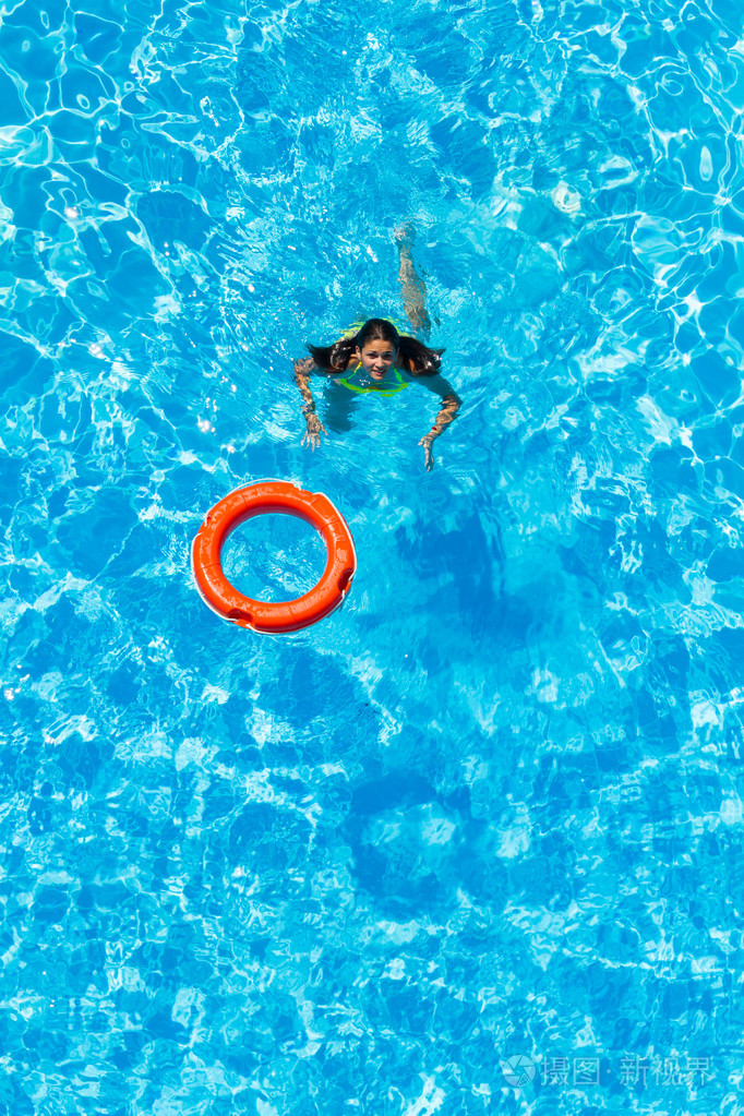 顶视图的一个女孩在游泳池