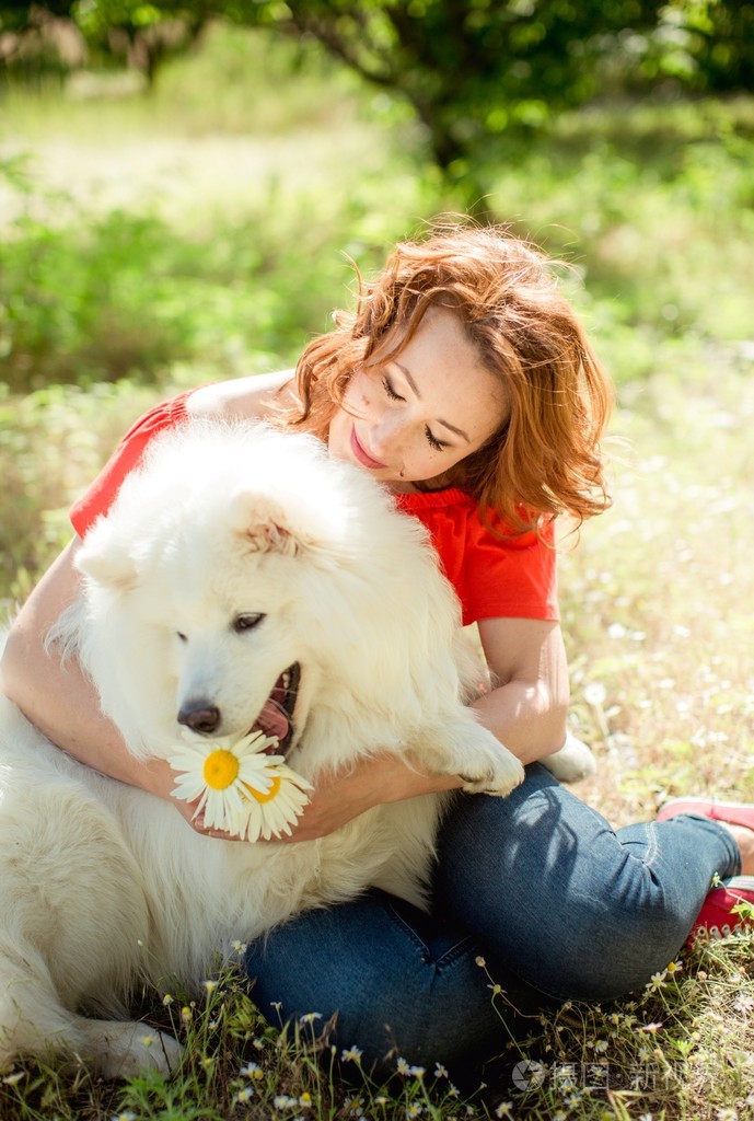 萨摩耶德犬品种在公园里的女人