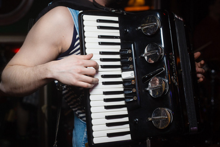 手风琴演奏家图片