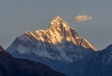 日落和雪衣山峰图片