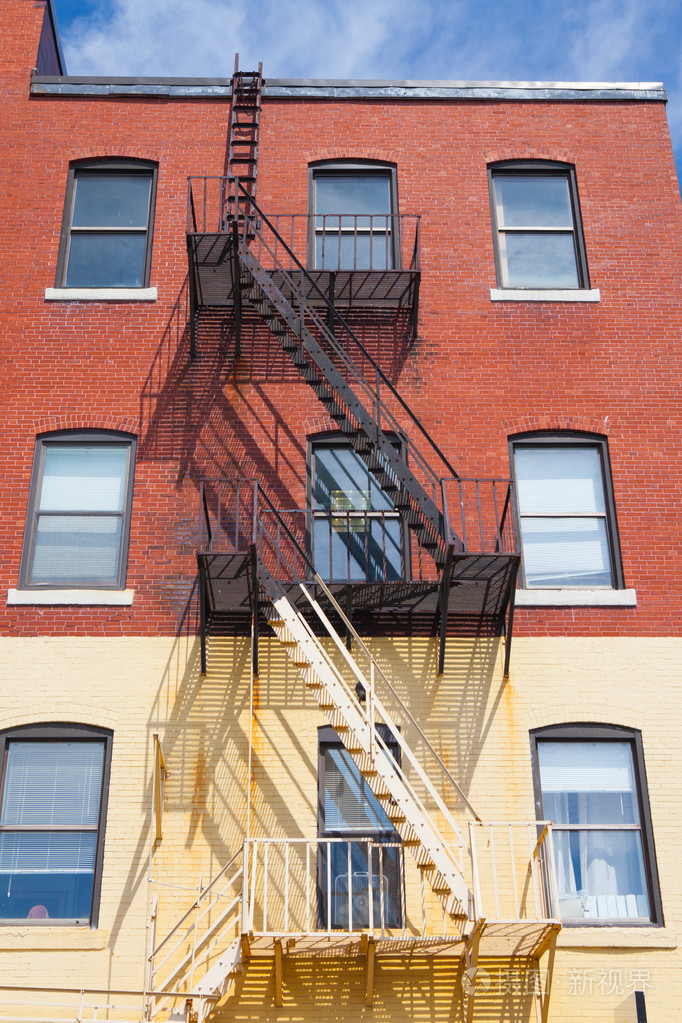 横贯英足总典型美国逃生梯