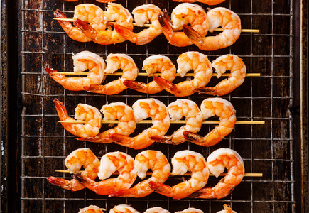 串烤的明虾照片