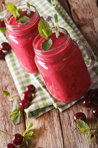 思慕雪樱桃牛奶在玻璃罐子特写一根稻草.检定技术信息中心照片