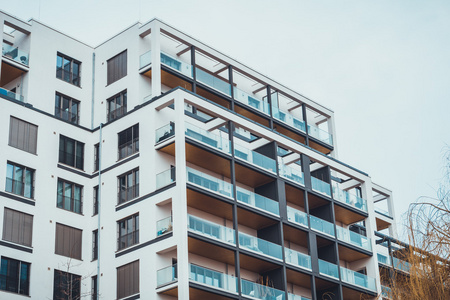 现代高层住宅与开放式的屋顶阳台照片