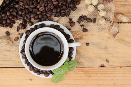 咖啡豆与杯意式咖啡研磨机图片
