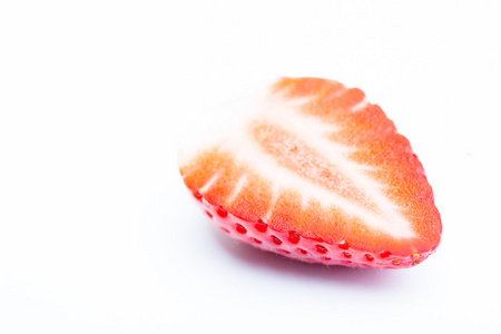 摄影水果草莓微距摄影的切片草莓照片