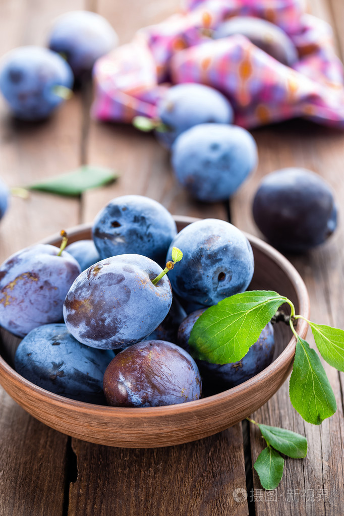 在碗中的新鲜梅子