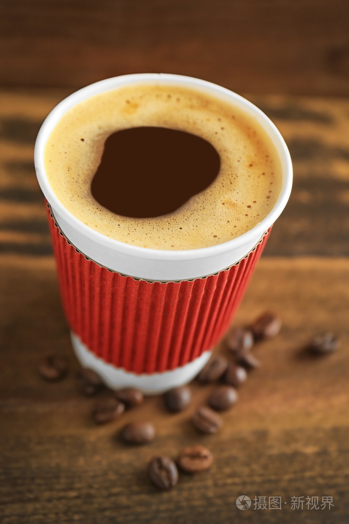 纸杯装的咖啡