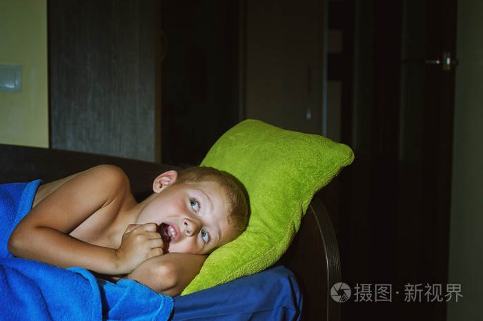 一个害怕的小男孩躺在床上的夜晚童年恐惧害怕