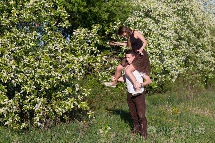 男人给背驮式女人