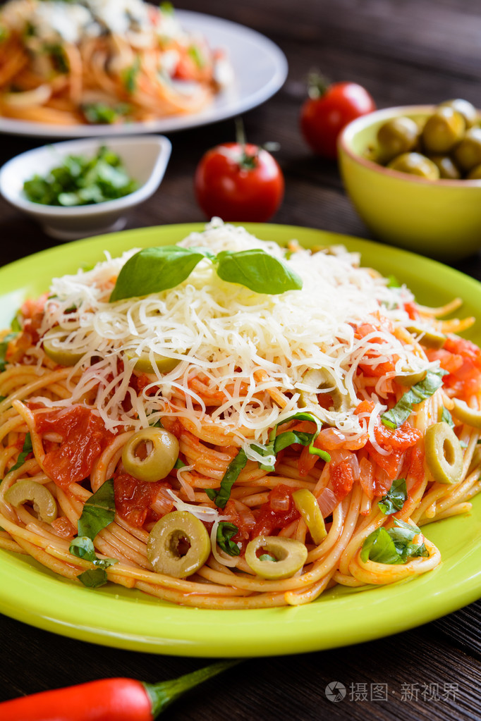 意大利面条通心粉沙拉加蕃茄酱橄榄高达干酪和罗勒