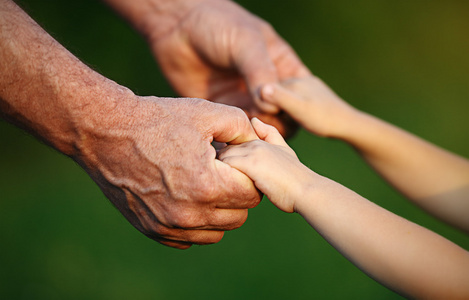 牵手父亲图片