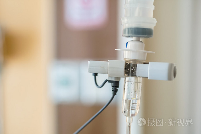 病人在医院生理盐水静脉滴注照片-正版商用图片1oxcsj-摄图新视界