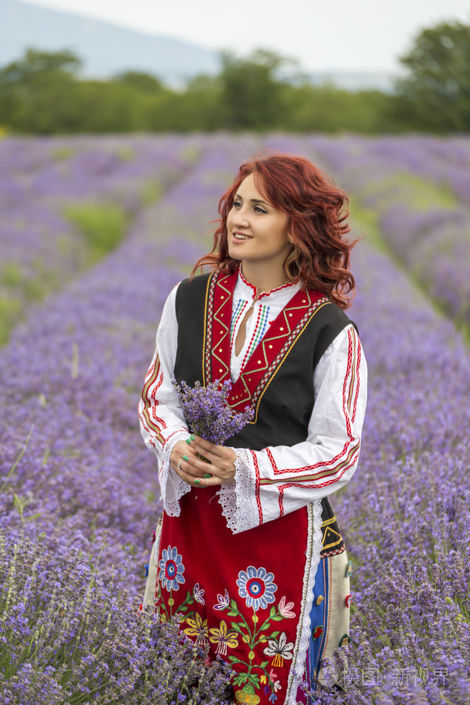 在薰衣草田地的保加利亚女孩
