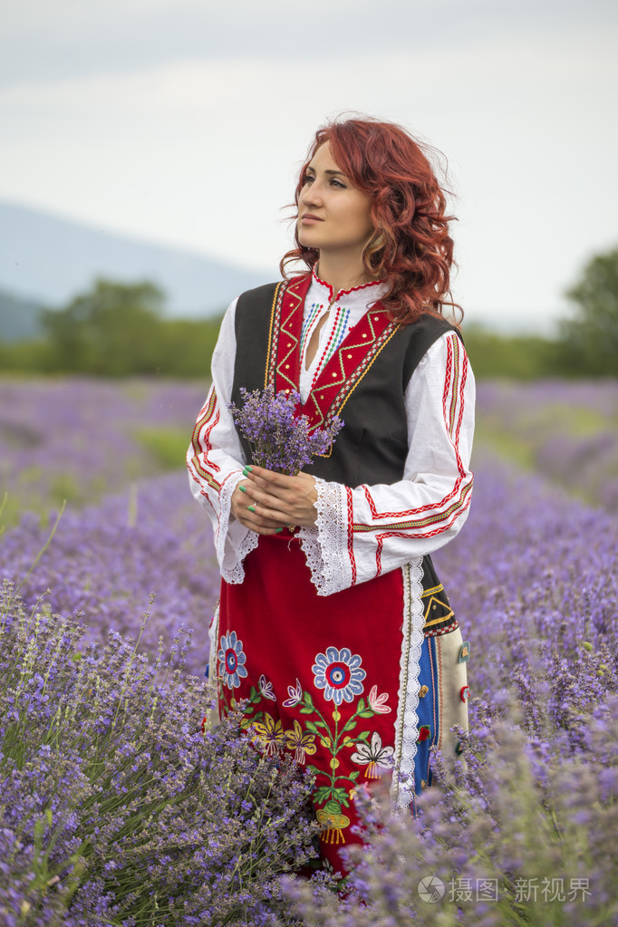 在薰衣草田地的保加利亚女孩